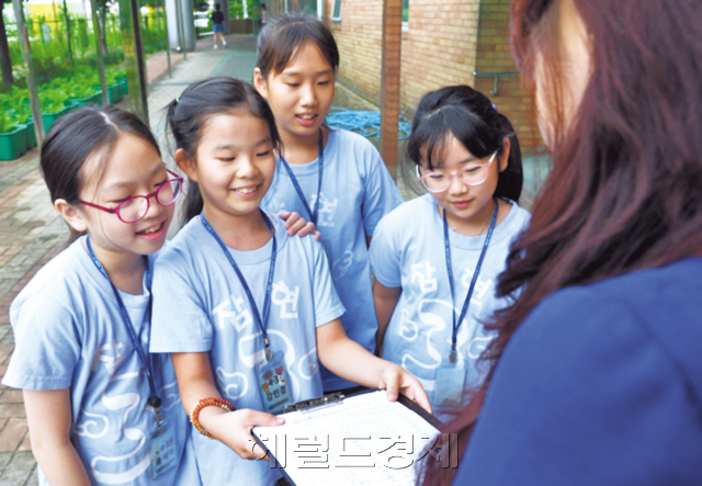 학생, 학부모들이 직접 담근 된장과 간장이 있는 학교내 장독대(왼쪽 사진)와 교내 자투리 땅을 활용해 만든 텃밭에서 재학생들이 수확의 재미를 만끽하고 있는 모습.  [제공=잠현초]