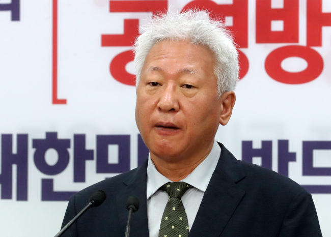 류석춘 자유한국당 혁신위원장이 27일 서울 여의도 당사 기자실에서 지방선거 등과 관련한 제4차 혁신안을 발표하고 있다.[사진제공=연합뉴스]
류석춘 자유한국당 혁신위원장이 27일 서울 여의도 당사 기자실에서 지방선거 등과 관련한 제4차 혁신안을 발표하고 있다.[사진제공=연합뉴스]