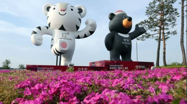 Soohorang (L) and Bandabi, the official mascots of the 2018 PyeongChang Winter Olympics (Yonhap)