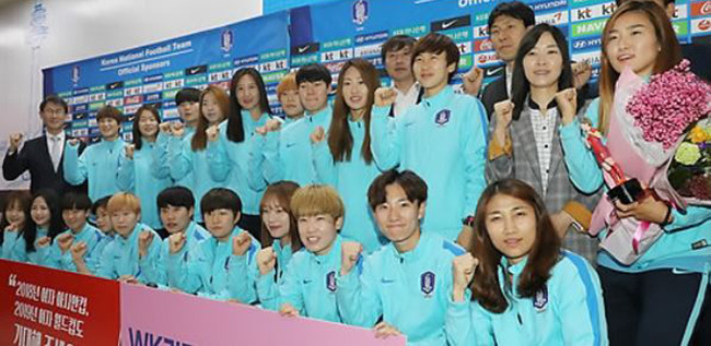 In this file photo taken on April 13, 2017, South Korea women's national football team players and coaches pose for a group photo at Gimpo International Airport in Seoul after returning from North Korea. (Yonhap)