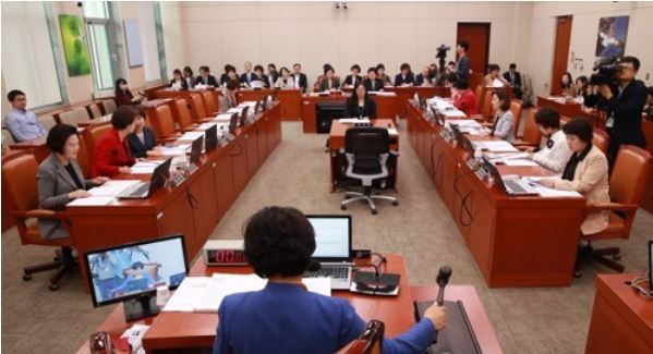 The National Assembly's committee on gender equality and the family holds a session at the legislature in Seoul on Sept. 27, 2017. (Yonhap)