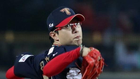 Yang Hyeon-jong of the Kia Tigers throws a pitch against the LG Twins in his club's Korea Baseball Organization game at Gwangju-Kia Champions Field in Gwangju on Sept. 26, 2017. (Yonhap)