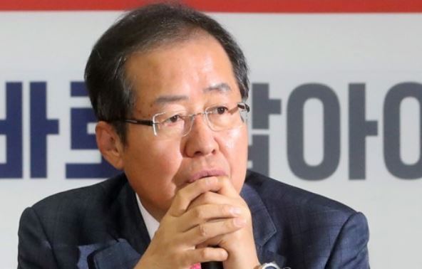 Hong Joon-pyo, the leader of the main opposition Liberty Korea Party, speaks during a meeting at the party headquarters in Seoul on Sept. 27, 2017. (Yonhap)