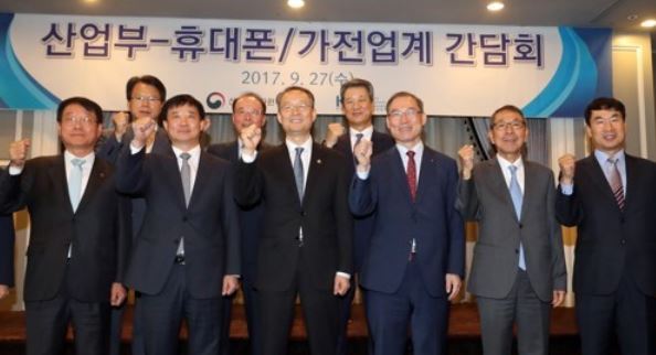 Paik Un-gyu, Minister of Trade, Industry and Energy (third from left), holds a meeting with senior officials of South Korean home appliances and phone makers in Seoul on Sept. 27, 2017. (Yonhap)