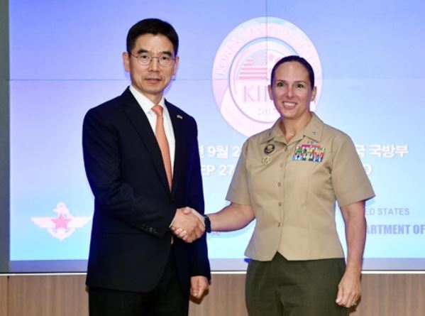 Chang Kyung-soo (L), acting chief of South Korean defense ministry's policy planning office, shakes hands with Roberta Shea, the U.S. acting deputy assistant secretary of defense, during their talks in Seoul on Sept. 27, 2017, in this photo provided by Chang's ministry. (Yonhap)