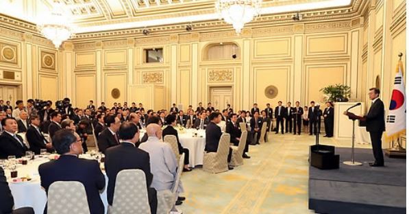 President Moon Jae-in (R) speaks to leaders of the presidential National Unification Advisory Council in a meeting held at the presidential office Cheong Wa Dae on Sept. 27, 2017. (Yonhap)