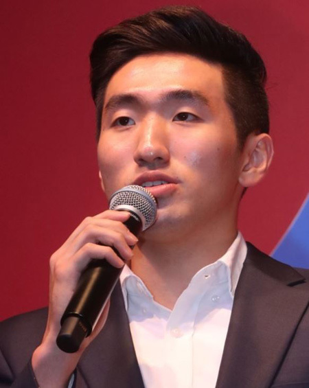 Fencer Park Sang-young speaks at a ceremony introducing torch runners for the 2018 PyeongChang Winter Olympics in Seoul on Sept. 27, 2017. (Yonhap)