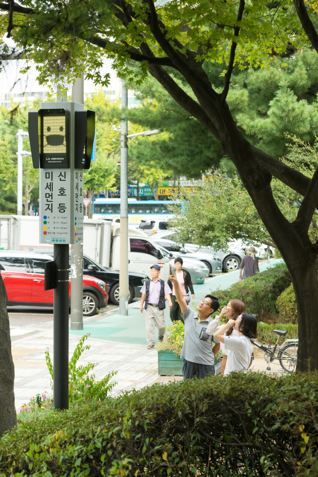 양천공원 앞 ‘미세먼지 신호등’, 오늘 표정은?