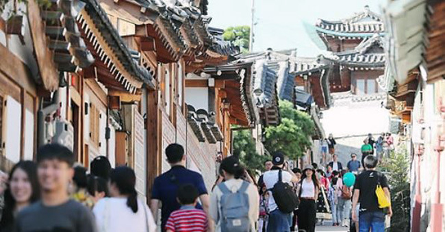 A group of Chinese tourists, who came to South Korea during China's weeklong holiday, visits the Bukchon Hanok Village in Seoul. (Yonhap)