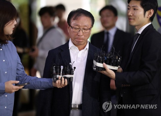 가수 고(故) 김광석의 외동딸 서연양 사망사건 재수사를 위해 김광석의 친형 김광복씨가 27일 오후 종로구 서울지방경찰청으로 들어오며 기자들의 질문에 답하고 있다. (사진=연합뉴스)