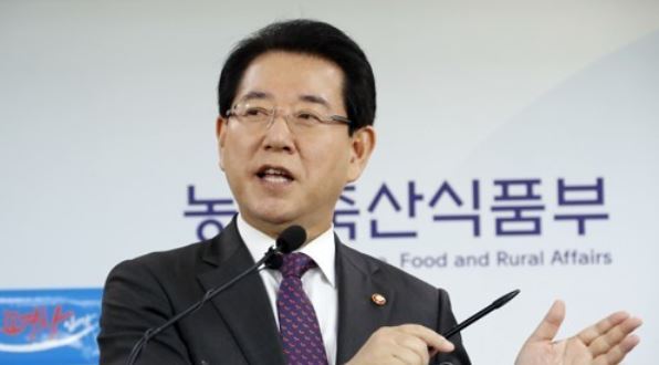 Agriculture Minister Kim Young-rok announces the government's rice purchase plan during a press briefing held in Sejong on Sept. 28, 2017. (Yonhap)