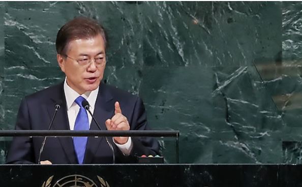 This file photo, taken Sept. 21, 2017, shows President Moon Jae-in delivering his inaugural speech at the United Nations General Assembly in New York. (Yonhap)