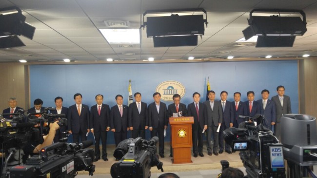 정갑윤 의원 등 16명의 자유한국당 소속 국회의원들이 박근혜 전 대통령의 불구속 재판을 촉구하는 기자회견을 하고 있다.
정갑윤 의원 등 16명의 자유한국당 소속 국회의원들이 박근혜 전 대통령의 불구속 재판을 촉구하는 기자회견을 하고 있다.