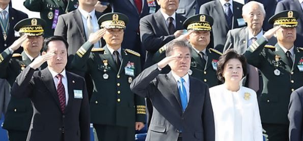 President Moon Jae-in (front row, second from L) salutes armed service members in a ceremony held at the headquarters of the Korean Navy 2nd Fleet in Pyeongtaek, 70 kilometers southwest of Seoul, on Sept. 28, 2017 to mark the 69th Korean Armed Forces Day that falls on Oct. 1. (Yonhap)