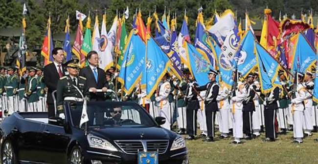 South Korean President Moon Jae-in (R) and Defense Minister Song Young-moo inspect honor guards during an Armed Forces Day ceremony held at the Navy's Second Fleet in Pyeongtaek, Gyeonggi Province, on Sept. 28, 2017. (Yonhap)