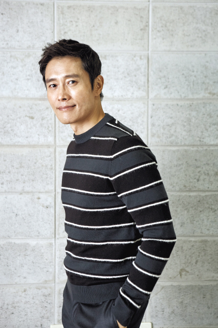 10월 3일 개봉하는 영화 ‘남한산성’의 시대적 배경은 병자호란이다. 1636년 후금은 국호를 ‘청’으로 바꾸고 조선에 침입해 새로운 군신관계를 요구한다.
청 대군이 공격해오자 몸을 피해 들어간 남한산성에서 고립된 인조는 조정이 청과의 화친을 통해 후일을 도모하자는 주화파와 청과 맞서 싸워 대의를 지키자는 척화파로 나눠지자 선택의 고민에 빠진다. 70만 부의 판매고를 올린 김훈 작가의 동명 소설이 원작이다.
여기서 이병헌은 주화파인 이조판서 최명길을 맡았고, 청의 치욕스런 공격에 끝까지 맞서싸우자는 예조판서 김상헌은 김윤석이 연기한다. 영화의 압권은 임금을 사이에 두고 두 신하가 벌이는 100분토론 같은 격론을 벌일 때다. 관객은 원테이크로 촬영된 격론의 에너지를 고스란히 느낄 수 있다. 두 신하의 논쟁은 누가 맞고 틀리다는 수준을 넘어 신념과 철학의 대립으로 느껴지고, 말이 부딪칠 때의 멋과 치열함, 울림이 있었다.
“죽음은 견딜 수 없고, 치욕은 견딜 수 있다”(최명길)
“한 나라의 군왕이 오랑캐에 맞서 떳떳한 죽음을 맞을지언정 어찌 만백성이 보는 앞에서 치욕적인 삶을 구걸하려 하는가”(김상헌)
인조(박해일)가 두 입장중 어떤 걸 선택하느냐에 따라 나라의 운명이 갈린다. 백성이 사느냐, 죽느냐도 결정된다.  이병헌은 “이번 영화에서 전투신도 있지만 칼보다 더 날카롭게 힘이 있었던 게 두사람의 대사였다”면서 “최명길은 많은 사람들이 아니라고 하는데, 소신있게 외로운 싸움을 한 거다. 어떤 시점에 태어나 어떤 시각을 가지느냐에 따라 역적이 되거나 영웅이 된다”고 말했다.
황동혁 감독이 “380년전 역사와 현재의 모습이 크게 다르지 않다”고 말한 점에서 이 영화는 현재를 되돌아보게 한다. 그렇다면 이병헌은 주화파와 척화파의 입장중 누구를 더 지지할까?
“시나리오를 다 읽고나서도 누가 옳다 그르다를 말할 수 없을 정도로 50 대 50으로 각자 설득력과 논리를 지니고 있다. 그래서 더 슬펐다.  마음은 같은데, 다른 얘기를 하고 있지 않나? 비극은 둘 중 하나를 선택해야 한다는 것이다.
개인적으로는 ‘우리 백성은 아무 잘못이 없습니다’라는 최명길의 대사가 가장 마음에 들었다.  그래서 양쪽 입장중 하나를 선택할 수는 없어도 0.0001%라도 최명길에게 조금 더 마음이 간 것 같다.”
이병헌은 “최명길이 임금에게 ‘환궁하더라도 김상헌을 버리면 안된다. 그분은 충신이다’고 말한다”면서 “그렇게 중차대한 상황에서 싸우고 있는 상대를 그렇게 평가했다면 대단한 객관성과 엄밀성을 갖춘 사람이라고 생각한다”고 자신이 맡은 최명길을 높이 평가했다. 그는 “최명길이 임금이 청나라 칸에게 치욕적인 3배9고두를 하는 삼전도 굴욕 장면에서는 오열한다. 그전 왕에게 신하복을 입고, 어디서 말에서 내려 걸어가야 된다는 적장의 요구수칙을 읽을 때도 참담한 심정이 잘 전달된다”고 했다. 그래서 인조도 두 입장중 하나를 선택하지만, 결정과정에서 양쪽  입장에 귀 기울인다. 의견이 달라도 나라를 사랑하는 마음을 잘 알기 때문이다.
“최명길을 연기 하면서 개인적으로 느낀 점은 나라를 운영해나가는 사람들이 욕도 많이 먹지만 힘들 수밖에 없겠구나 하는 것이다. 만약 나라면 나의 목소리를 내지 못하겠다. 내 판단 하나로 수백만 명의 삶이 결정되고, 나라 전체의 생사를 구분짓는 결정이라면 나의 생각이 있다고 해도 제대로 말을 못하겠다. 내 삶을 걸고 하는 게 아니라 수많은 사람의 삶을 걸고 하는 거니까.”
이병헌은 아무래도 나라와 백성을 지켜야 한다는 점에 더 방점을 찍는 것 같았다. 그래서 순간의 치욕을 견디고 나라와 백성을 지키는 논리를 설파한 최명길이 적역이다. “김상헌 역이 아니고 최명길 역이냐고 말하는 사람도 있었지만, 최명길 역이 좋았다.”
하지만 이병헌이 ‘광해, 왕이 된 남자’ 등 사극 출연이 처음이 아님에도 ‘남한산성’에서의 연기가 매우 어려웠다고 했다.
‘어느 작품보다 진지하게 임했고 대사를 내 것으로 만드는 게 쉽지 않았다. 구체적으로 있었던 역사라 왜곡시켜도 안된다.  나만의 상상을 가미하지도 않았다. 어려운 점은 감독과 상의를 했지만, 별로 기댈 곳이 없어 온전히 내 느낌으로 판단해야 하는 경우도 있었다.”
그는 조선 백성들과 장병이 있는 남한산성을 향해 포를 쏘는 청나라 칸에게 “제발 멈춰주시오. 백성은 아무 죄가 없습니다”를 가장 기억나는 대사로 꼽았다. 격서 운반의 중책을 맡은 대장장이 서날새를 연기한 고수의 “나 왕때문에 하는 것 아닙니다”라는 대사도 인상적이었다고 했다. “고수는 민초들의 삶의 실제적인 부분을 얘기했다. 나와 내 가족을 살린다는 말이 많은 사람들의 이야기일 것이다.”
이병헌은 배우들의 역할 배분이 잘돼 어느 누구 하나 튀지 않고 조화를 이룬 것을 황동혁 감독의 공으로 돌렸다. 황 감독을 “정확하고 예리한 사람이었다”고 했다.
이병헌은 ‘광해’ ‘내부자들’처럼 흥행영화뿐만 아니라 ‘싱글라이더’ 같은 다양성 영화에도 출연한다. 9년 만에 드라마인 김은숙 작가의 차기작 ‘미스터 션샤인’에도 출연한다
“주변 사람들의 얘기나 전략에 따라 영화를 선택하는 것 아니다. 내가 신나게 봤느냐, 마음속의 울림으로 결정한다.  앞으로도 다양한 관점을 지니고 있고 다양한 장르의 작품을 해보고 싶다.”
서병기 선임기자/wp@heraldcorp.com