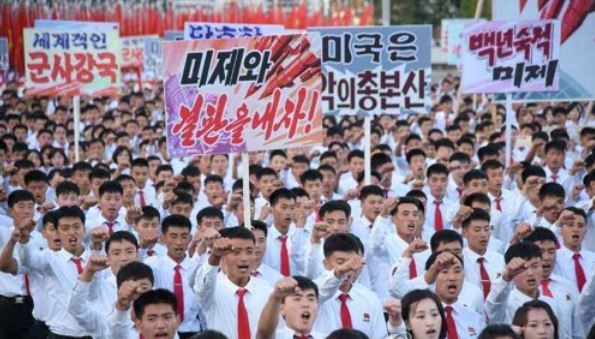 This photo carried by North Korea's main newspaper the Rodong Sinmun on Sept. 24, 2017, shows North Koreans holding a rally against the US and supporting its leader Kim Jong-un's statement which included a vow to retaliate against Washington. (For Use Only in the Republic of Korea. No Redistribution) (Yonhap)
