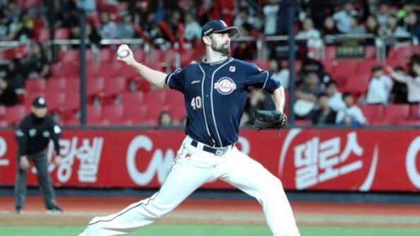 Dustin Nippert of the Doosan Bears throws a pitch against the KT Wiz in the clubs' Korea Baseball Organization regular season game at KT Wiz Park in Suwon, Gyeonggi Province, on Sept. 27, 2017. (Yonhap)