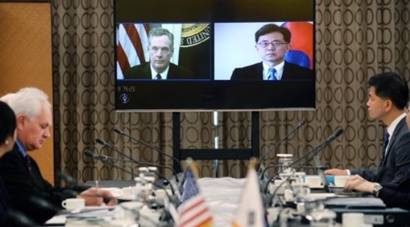 In this photo provided by South Korea's Ministry of Trade, Industry and Energy, trade negotiators from South Korea and the US hold their first meeting on a possible amendment to the bilateral free trade agreement in Seoul on Aug. 22, 2017. (Yonhap)