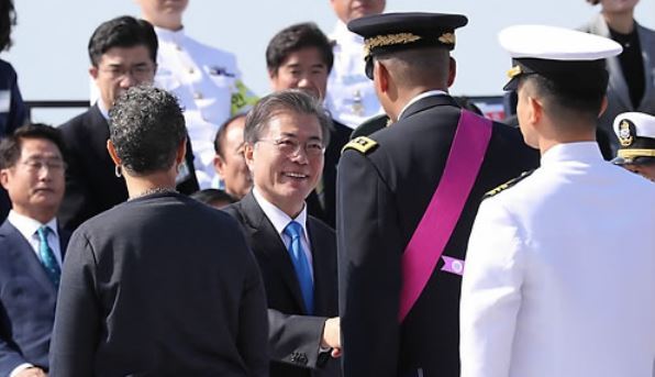 South Korean President Moon Jae-in confers a top state medal on Gen. Vincent K. Brooks, commander of the US Forces Korea, during the Armed Forces Day event in Pyeongtaek, Gyeonggi Province, on Sept. 28, 2017. (Yonhap)