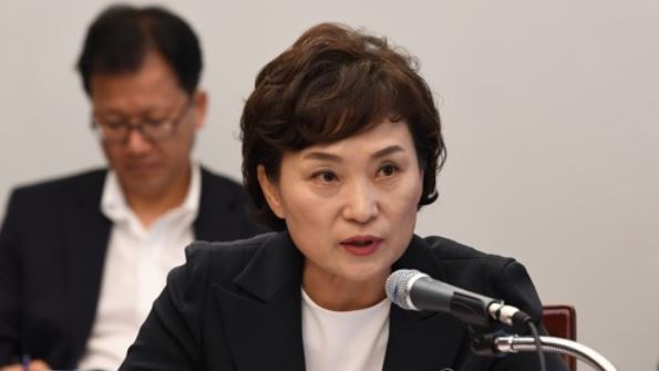 Kim Hyun-mi, minister of land, infrastructure and transport, speaks during a meeting with construction company officials in Seoul on Sept. 26, 2017. (Yonhap)