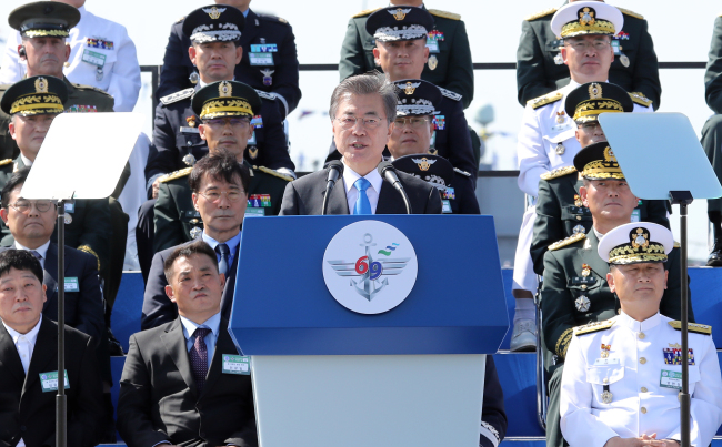 President Moon Jae-in makes a speech at a Navy base in Pyeongtaek, Gyeonggi Province on Thursday. Yonhap