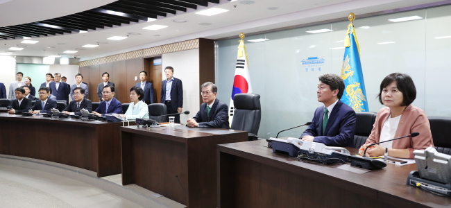 President Moon Jae-in (third from right) and leaders of political parties attend a briefing in the National Security Council situation room in Cheong Wa Dae on Wednesday. Yonhap