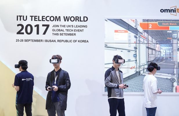 Visitors try out VR devices at the ITU Telecom World 2017 event in Busan on Thursday (ITU)