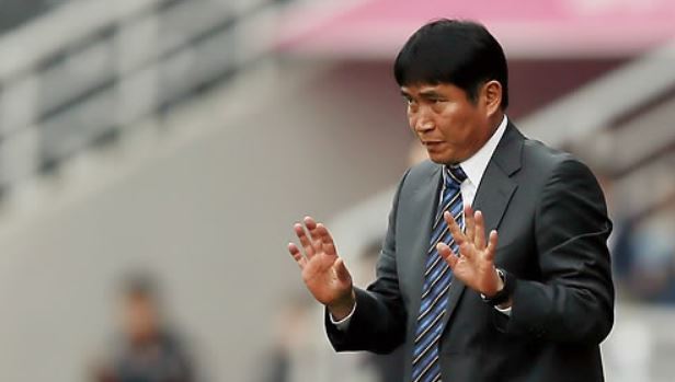 In this file photo taken April 13, 2014, Kim Bong-gil, then head coach of Incheon United, directs his players during their K League Classic match against Suwon Samsung Bluewings at Incheon Football Stadium in Incheon. (Yonhap)