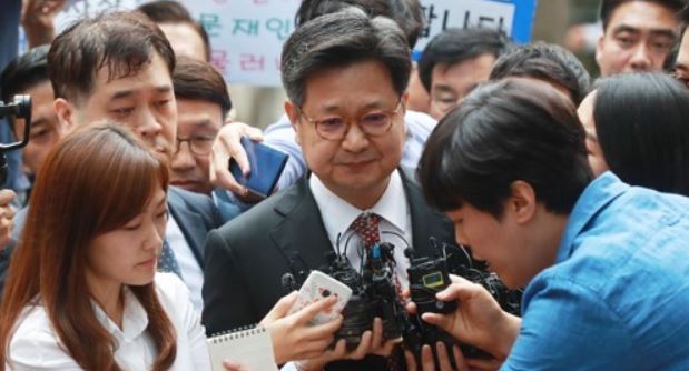 MBC president and CEO Kim Jang-kyom is surrounded by reporters as he goes into the western Seoul district office of the labor ministry for questioning over alleged labor malpractice at the company on Sept. 5, 2017. (Yonhap)