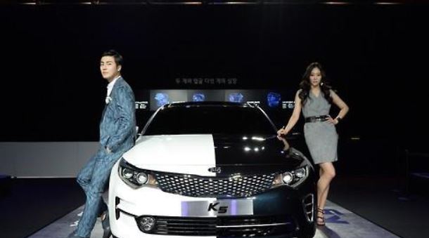 Models pose with Kia Motors' K5 sedan (Yonhap)