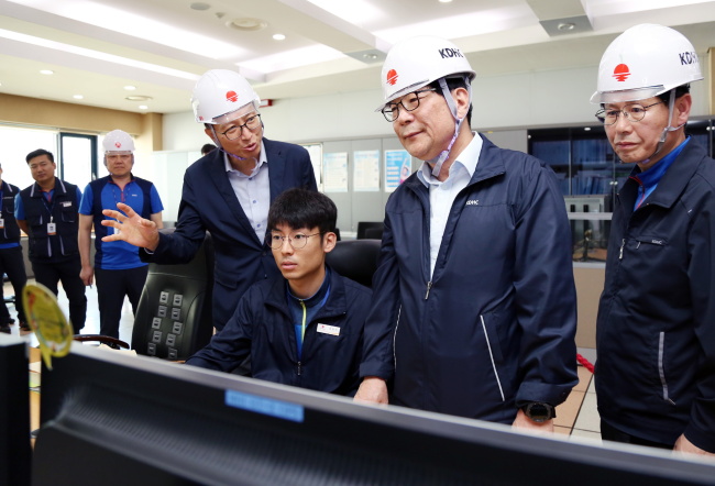 한국지역난방공사 김경원 사장(오른쪽에서 두번째)이 경영진들과 함께 집단에너지 시설 특별점검을 벌이고있다.
한국지역난방공사 김경원 사장(오른쪽에서 두번째)이 경영진들과 함께 집단에너지 시설 특별점검을 벌이고있다.