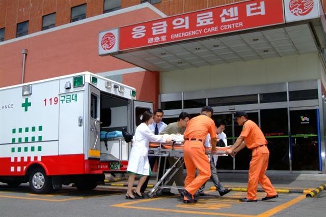대부분의 시민들이 숨을 돌릴 추석 연휴기간 환경미화원은 쓰레기와의 전쟁을 준비하고 있다(위 사진). 소방서 내 직원들에게 추석 연휴기간은 사치일 뿐이다. 대부분은 특별경계근무에 따라 평소와 다름없는 근무에 나선다(아래 사진).