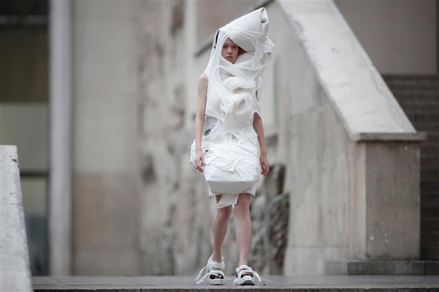 <YONHAP PHOTO-0824> A model presents a creation by U.S. designer Rick Owens as part of his Spring/Summer 2018 women's ready-to-wear collection show during Paris Fashion Week, France, September 28, 2017. REUTERS/Benoit Tessier/2017-09-29 03:38:07/ <저작권자 ⓒ 1980-2017 ㈜연합뉴스. 무단 전재 재배포 금지.>