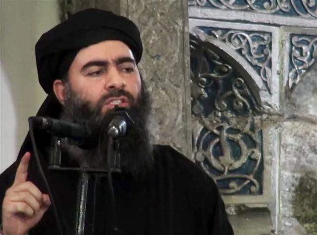 <YONHAP PHOTO-0342> FILE - This file image made from video posted on a militant website July 5, 2014, purports to show the leader of the Islamic State group, Abu Bakr al-Baghdadi, delivering a sermon at a mosque in Iraq during his first public appearance. The Islamic State group released on Thursday, Sept. 28, 2017 a purported audio recording from top leader al-Baghdadi. (Militant video via AP, File)/2017-09-29 01:24:49/ <저작권자 ⓒ 1980-2017 ㈜연합뉴스. 무단 전재 재배포 금지.>