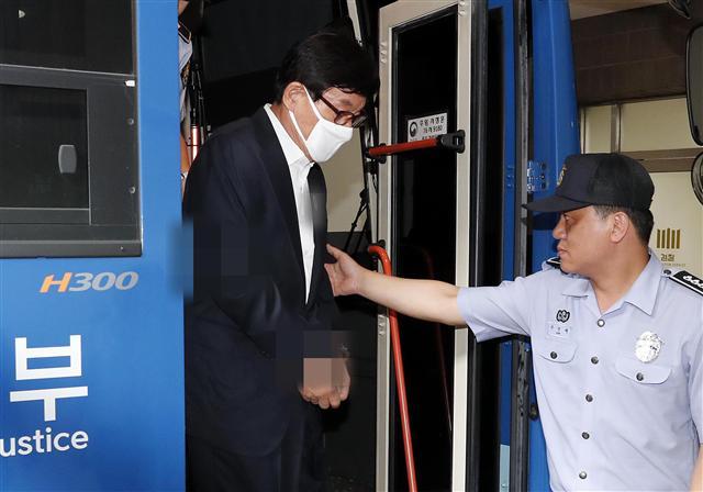 원세훈(위 사진) 전 국정원장과 이명박 전 대통령 .  [연합뉴스·헤럴드경제DB]