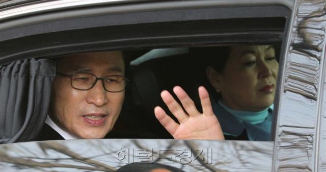원세훈(위 사진) 전 국정원장과 이명박 전 대통령 .  [연합뉴스·헤럴드경제DB]