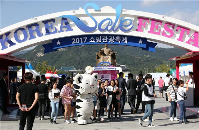 <YONHAP PHOTO-3659> 광화문광장 코리아세일페스타 홍보관 (서울=연합뉴스) 박동주 기자 = 28일 서울 광화문광장 코리아세일페스타 홍보관에서 학생들이 2018 평창동계올림픽 마스코트 인형과 즐거운 시간을 보내고 있다. 2017.9.28 pdj6635@yna.co.kr/2017-09-28 15:16:26/Media Only <저작권자 ⓒ 1980-2017 ㈜연합뉴스. 무단 전재 재배포 금지.>