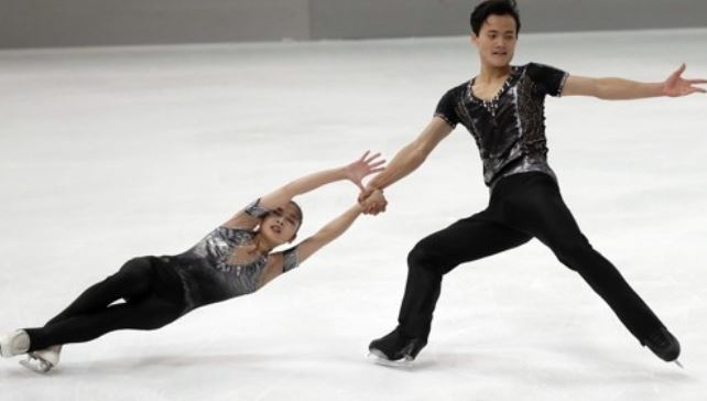 In this Associated Press photo, North Korean pairs figure skaters Ryom Tae-ok (L) and Kim Ju-sik perform their short program during the Nebelhorn Trophy in Oberstdorf, Germany, on Sept. 28, 2017. (Yonhap)