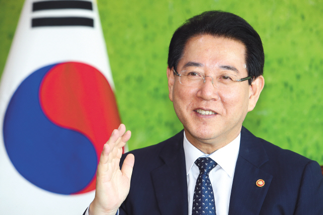 김영록 농림축산식품부 장관이 헤럴드경제와의 특별대담에서 자신의 농정철학이자 농식품부의 정책슬로건인 ‘걱정 없이 농사짓고 안심하고 소비하는 나라’에 대해 소상하게 설명하고 있다.  [제공=농림축산식품부］