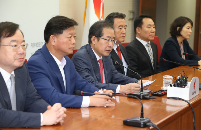 자유한국당 홍준표 대표가 추석연휴를 앞둔 29일 오전 서울 여의도 당사에서 열린 기자간담회에서 발언하고 있다.[사진제공=연합뉴스]
자유한국당 홍준표 대표가 추석연휴를 앞둔 29일 오전 서울 여의도 당사에서 열린 기자간담회에서 발언하고 있다.[사진제공=연합뉴스]