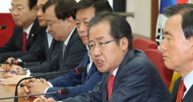 Hong Joon-pyo (2nd from R), the leader of the main opposition Liberty Korea Party, speaks during a press meeting at his party's headquarters in Seoul on Sept. 29, 2017. (Yonhap)