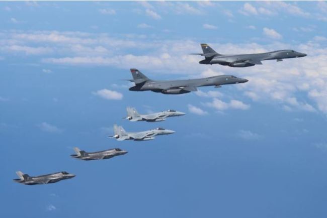 US Air Force and Marine Corps aircraft conduct a mission with the South Korean Air Force over the Korean Peninsula last week. US bombers accompanied by fighter jets flew off the east coast of North Korea on Saturday in a show of force designed to project American military power in the face of Pyongyang‘s weapons programs, the Pentagon said. (AFP-Yonhap)