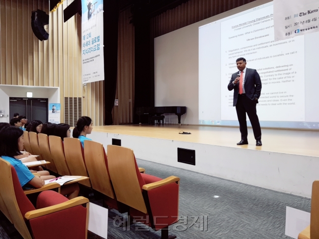 주한 인도대사 비크람 도래스와미(Vicram Doraiswami)와 질의응답 시간을 갖고 있다