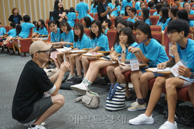 지난 여름 연세대학교 국제캠퍼스에서 열린 제 9회 청소년 외교아카데미에 참가한 학생들