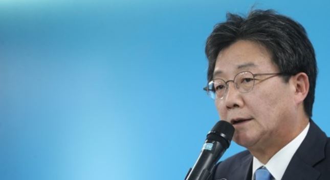 Yoo Seong-min, the former presidential candidate of the minor opposition Bareun Party, speaks during a press conference at the party headquarters in Seoul on Sept. 29, 2017. (Yonhap)