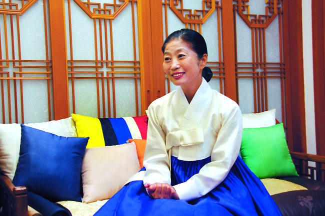 Hanbok designer Damyeon Lee Hye-soon speaks at her shop in Cheongdam-dong, Seoul, Tuesday. (Lim Jeong-yeo/The Korea Herald)
　