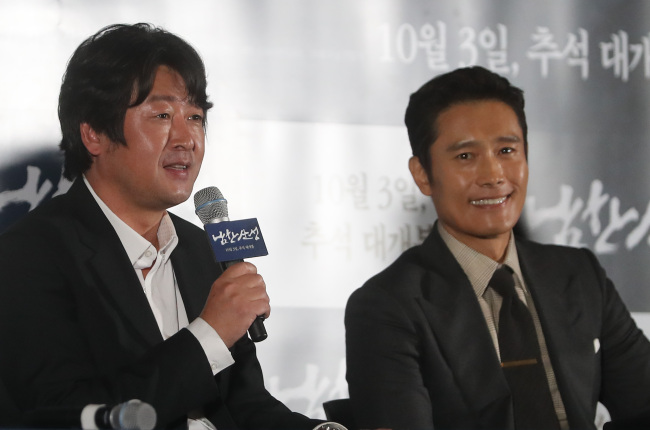 Lee Byung-hun(right) and Kim Yoon-seok. Yonhap