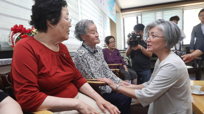 <사진> 강 장관은 지난 6월 2일 경기도 광주시 퇴촌면 ‘나눔의 집’을 방문해 위안부 피해자 할머니들을 위문했다. [사진=연합뉴스]