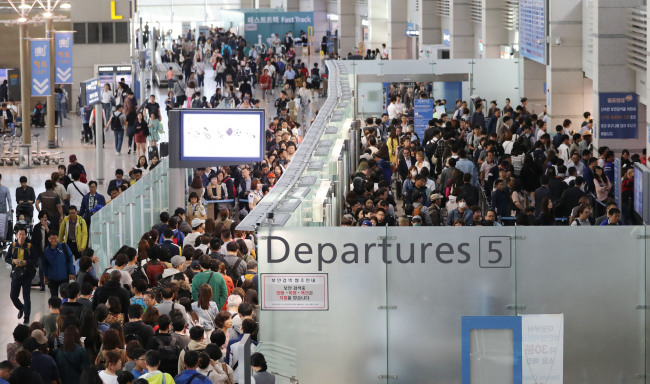 　<사진> 지난달 29일 오전 인천공항 출국장이 여행객들로 붐비는 모습. 인천국제공항공사는 추석 황금연휴 첫날인 지난달 30일 인천국제공항을 통해 출발한 여객 수가 11만4751명으로 역대 최다를 기록했다고 1일 밝혔다. [사진=연합뉴스]
　